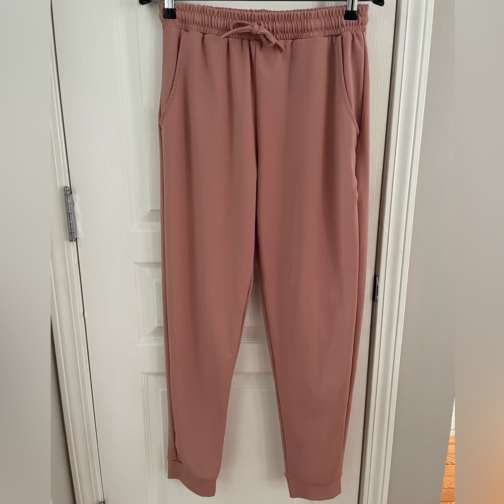 New Capella Women’s Mauve Joggers. Size L.  95% Polyester 5% Spandex.